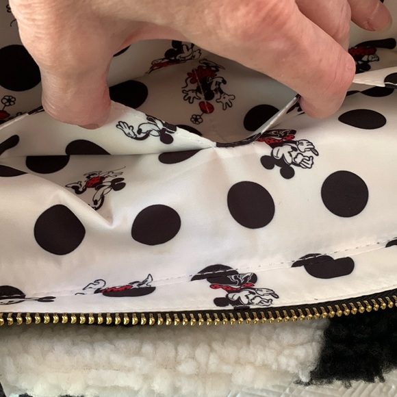 Loungefly x Disney Minnie Rocks the Dots Sherpa Bag - Picture 14 of 16